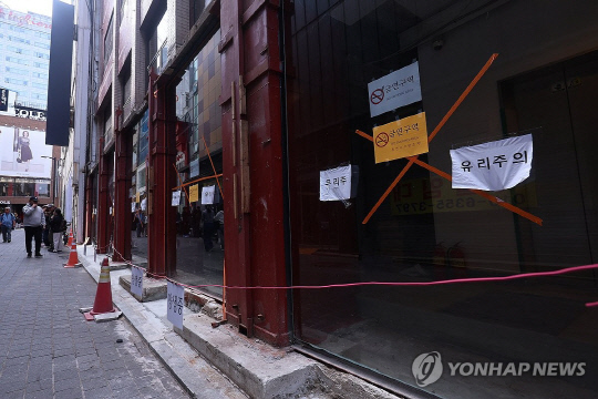 정부가 7년 이상 갚지 못한 5000만원 이하의 개인 채무를 일괄 탕감하기로 하면서 논란이 커지고 있다. 사진은 서울 명동거리 한 공실 상가의 모습. 연합뉴스